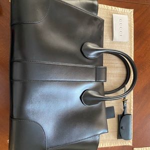 BLK fits laptop, large inside zip pocket & cell